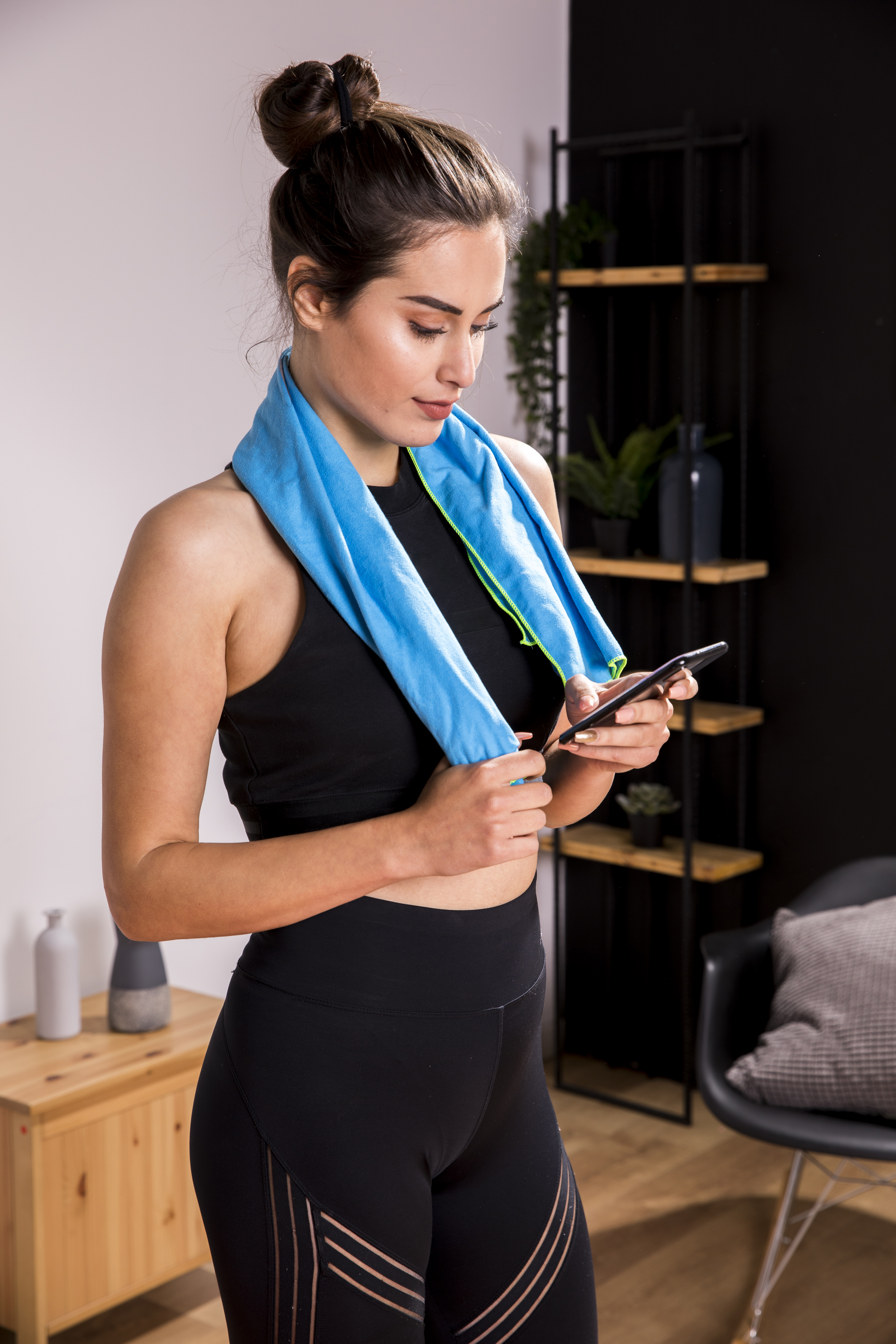 Persona entrenando con un teléfono móvil viendo una rutina